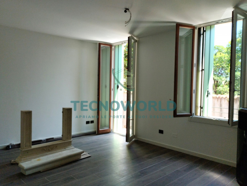 Nel cuore pulsante di Thiene, proponiamo in vendita un appartamento signorile che rappresenta una...