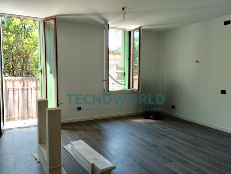 Nel cuore pulsante di Thiene, proponiamo in vendita un appartamento signorile che rappresenta una...