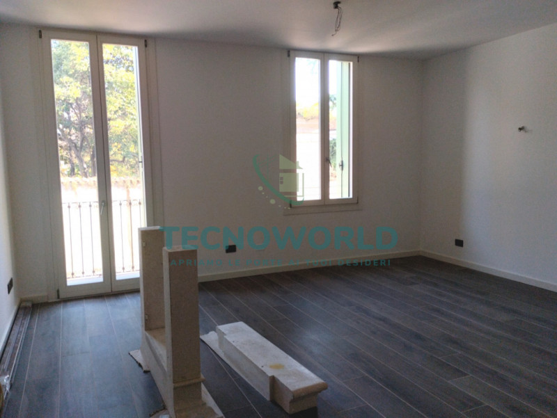 Nel cuore pulsante di Thiene, proponiamo in vendita un appartamento signorile che rappresenta una...