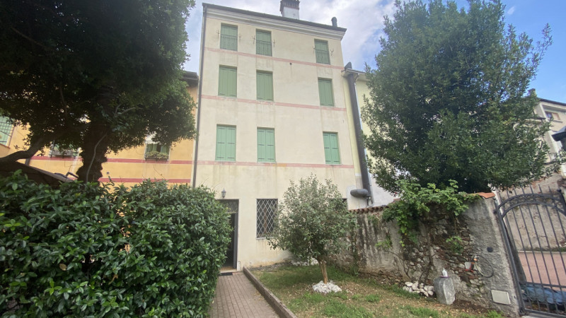 Nel cuore pulsante di Thiene, proponiamo in vendita un appartamento signorile che rappresenta una...