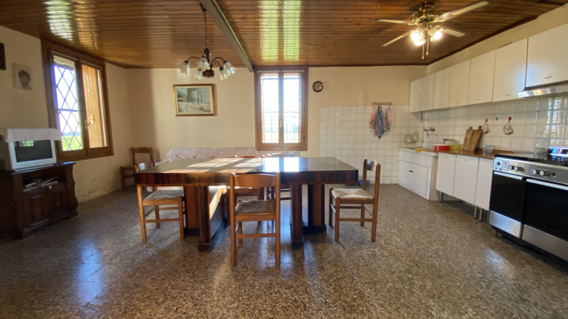 Scopri questa storica abitazione rustica situata nel cuore di Thiene, nella tranquilla zona di Sa...