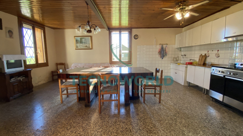 Scopri questa storica abitazione rustica situata nel cuore di Thiene, nella tranquilla zona di Sa...