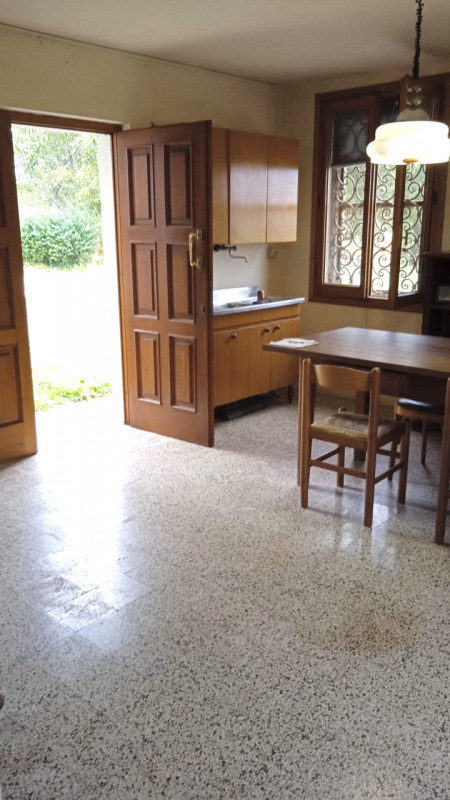 Scopri questa storica abitazione rustica situata nel cuore di Thiene, nella tranquilla zona di Sa...