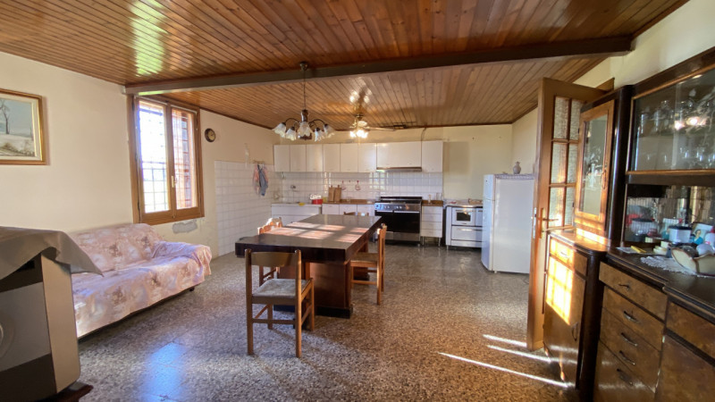 Scopri questa storica abitazione rustica situata nel cuore di Thiene, nella tranquilla zona di Sa...