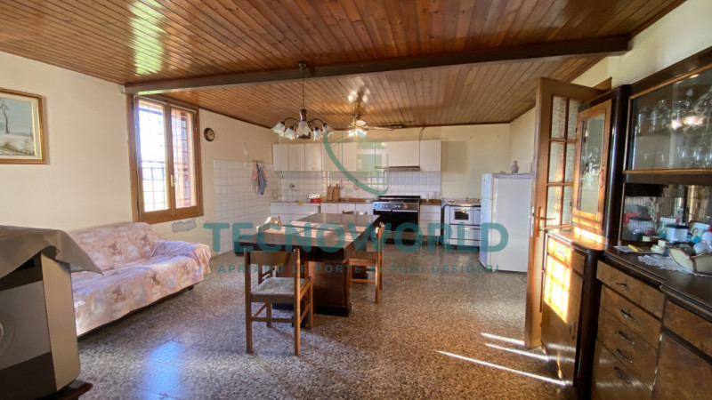 Scopri questa storica abitazione rustica situata nel cuore di Thiene, nella tranquilla zona di Sa...