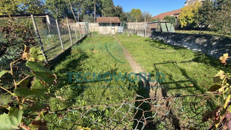 Scopri questa storica abitazione rustica situata nel cuore di Thiene, nella tranquilla zona di Sa...