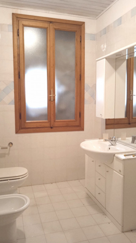 Scopri questa storica abitazione rustica situata nel cuore di Thiene, nella tranquilla zona di Sa...