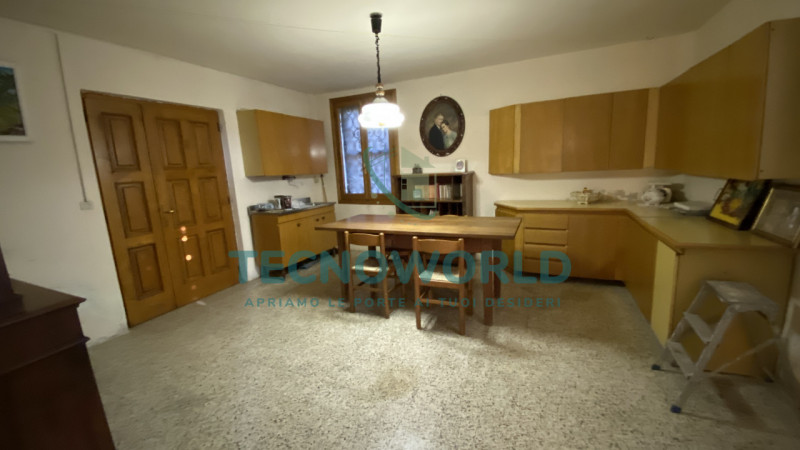 Scopri questa storica abitazione rustica situata nel cuore di Thiene, nella tranquilla zona di Sa...