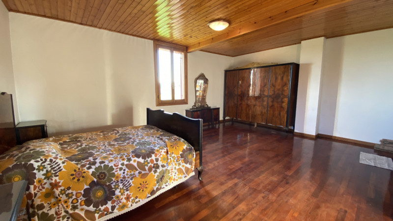 Scopri questa storica abitazione rustica situata nel cuore di Thiene, nella tranquilla zona di Sa...