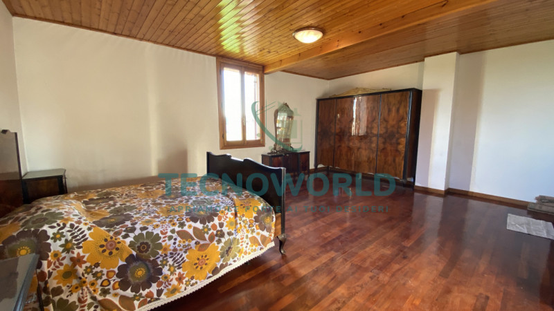 Scopri questa storica abitazione rustica situata nel cuore di Thiene, nella tranquilla zona di Sa...