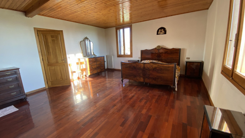 Scopri questa storica abitazione rustica situata nel cuore di Thiene, nella tranquilla zona di Sa...