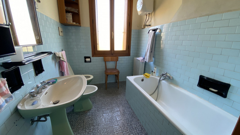 Scopri questa storica abitazione rustica situata nel cuore di Thiene, nella tranquilla zona di Sa...