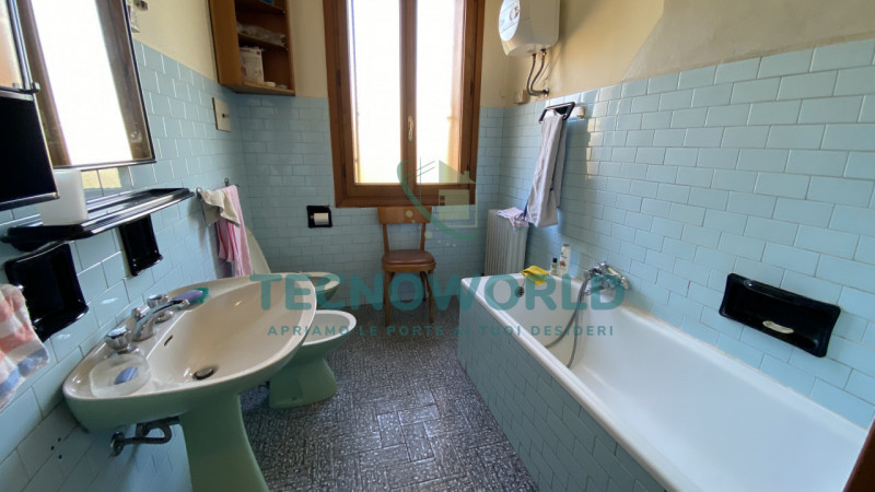 Scopri questa storica abitazione rustica situata nel cuore di Thiene, nella tranquilla zona di Sa...