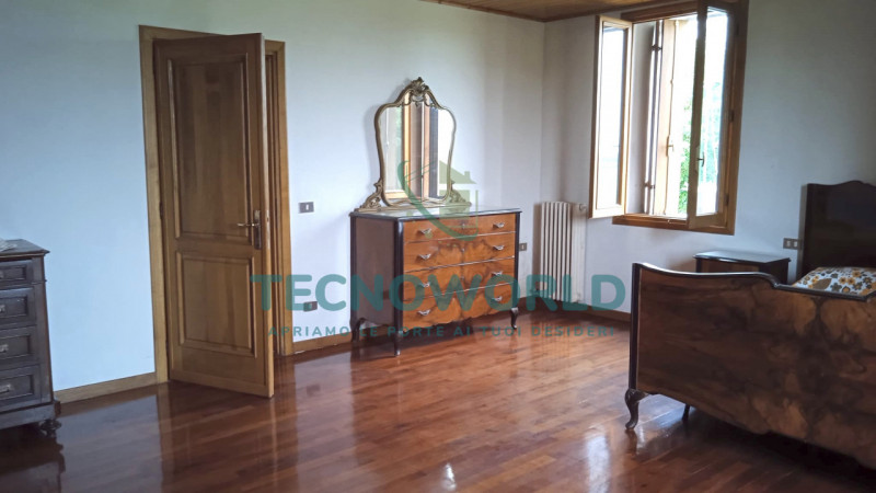 Scopri questa storica abitazione rustica situata nel cuore di Thiene, nella tranquilla zona di Sa...