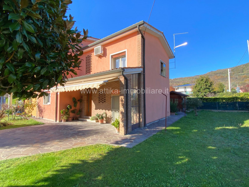 Porzione di Bifamiliare con Superficie Abitativa di 150 mq in Centro a Lozzo Atestino

Si propone...