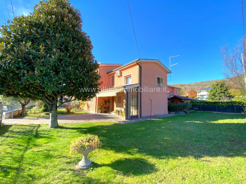 Porzione di Bifamiliare con Superficie Abitativa di 150 mq in Centro a Lozzo Atestino

Si propone...