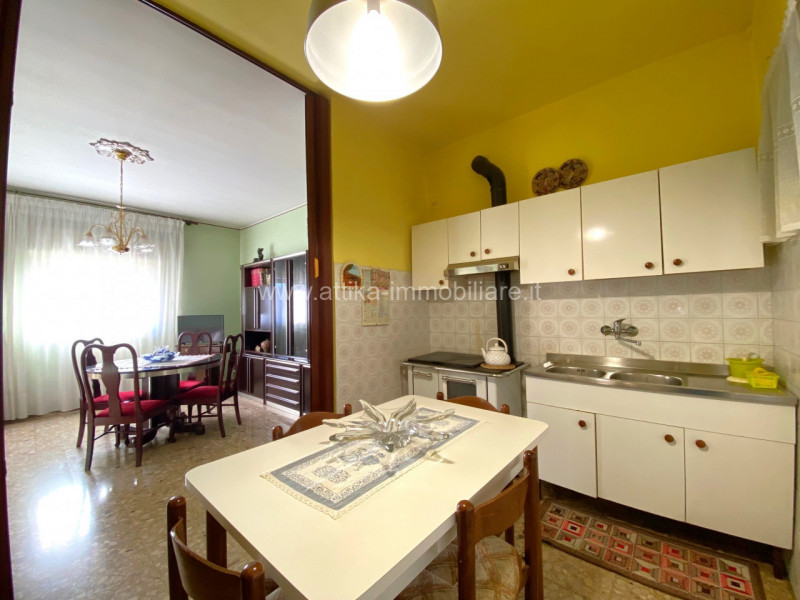 Porzione di Bifamiliare con Superficie Abitativa di 150 mq in Centro a Lozzo Atestino

Si propone...