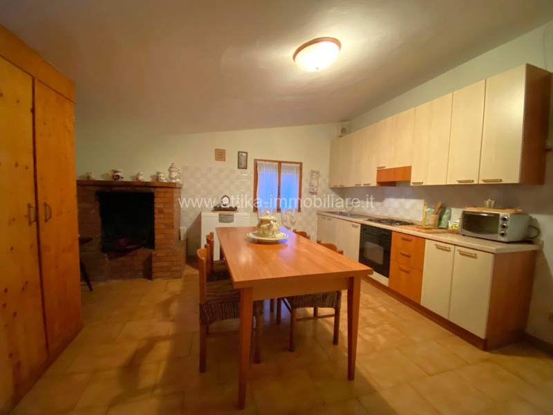 Porzione di Bifamiliare con Superficie Abitativa di 150 mq in Centro a Lozzo Atestino

Si propone...