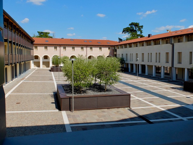 Scopri la tua nuova casa nel cuore di Castelfranco Veneto! Questo splendido e spaziosissimo appar...