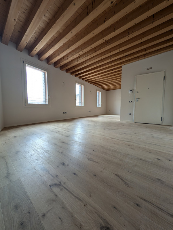 Scopri la tua nuova casa nel cuore di Castelfranco Veneto! Questo splendido e spaziosissimo appar...