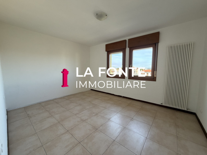 STRA in posizione centralissima e comoda a tutti i principali servizi, proponiamo in vendita un a...