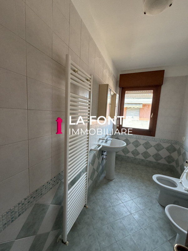 STRA in posizione centralissima e comoda a tutti i principali servizi, proponiamo in vendita un a...