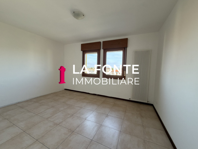 STRA in posizione centralissima e comoda a tutti i principali servizi, proponiamo in vendita un a...