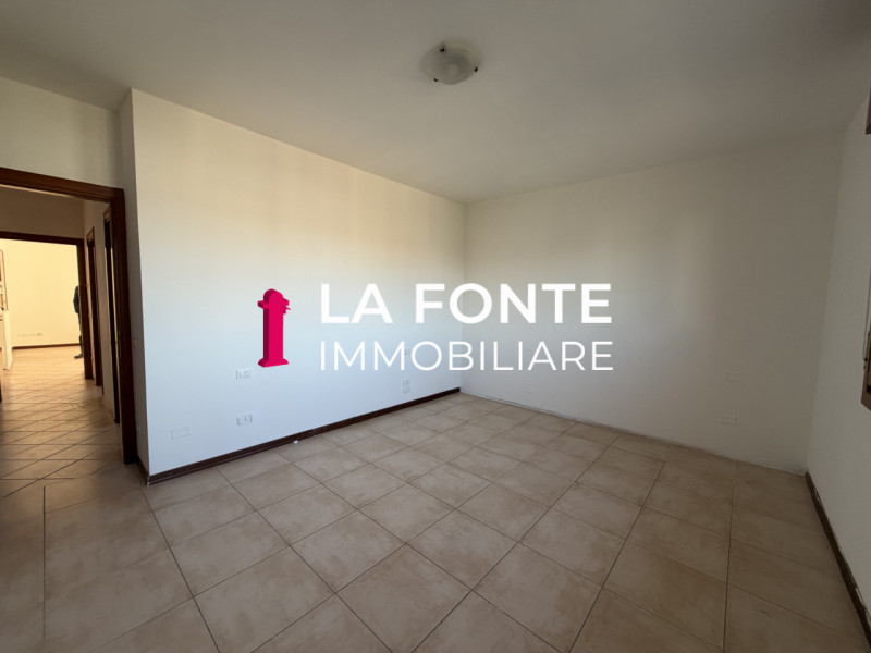 STRA in posizione centralissima e comoda a tutti i principali servizi, proponiamo in vendita un a...