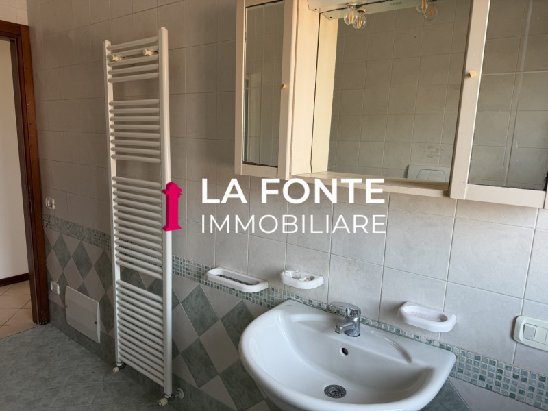 STRA in posizione centralissima e comoda a tutti i principali servizi, proponiamo in vendita un a...