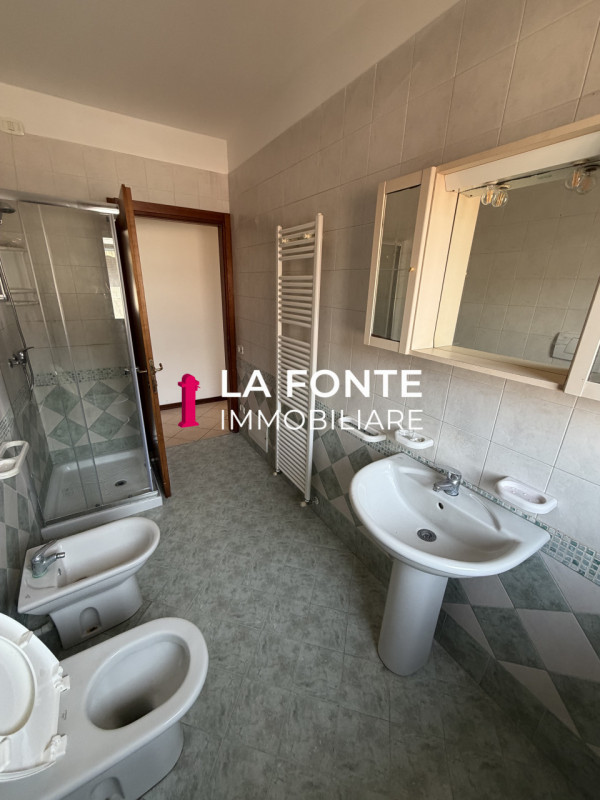 STRA in posizione centralissima e comoda a tutti i principali servizi, proponiamo in vendita un a...