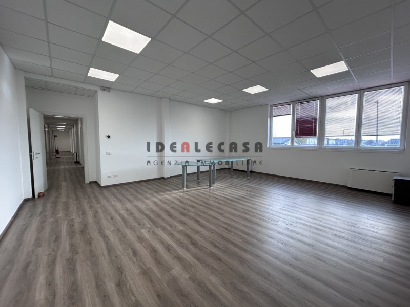 RIF: FR308 PADOVA-TENCAROLA Proponiamo in locazione ufficio sito al primo piano in zona industria...