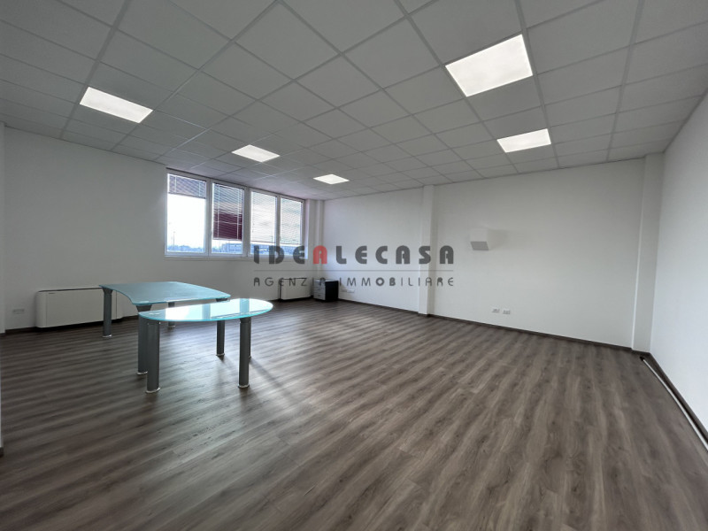 RIF: FR308 PADOVA-TENCAROLA Proponiamo in locazione ufficio sito al primo piano in zona industria...