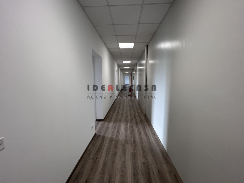 RIF: FR308 PADOVA-TENCAROLA Proponiamo in locazione ufficio sito al primo piano in zona industria...