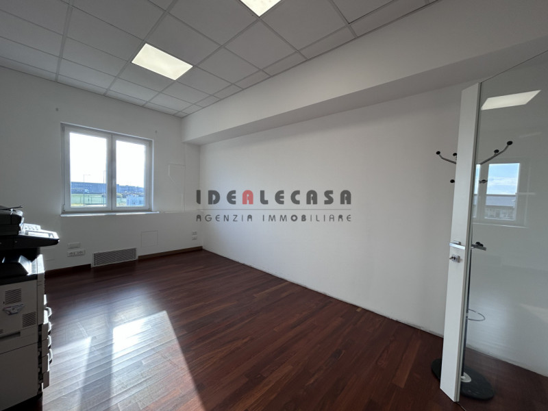 RIF: FR308 PADOVA-TENCAROLA Proponiamo in locazione ufficio sito al primo piano in zona industria...