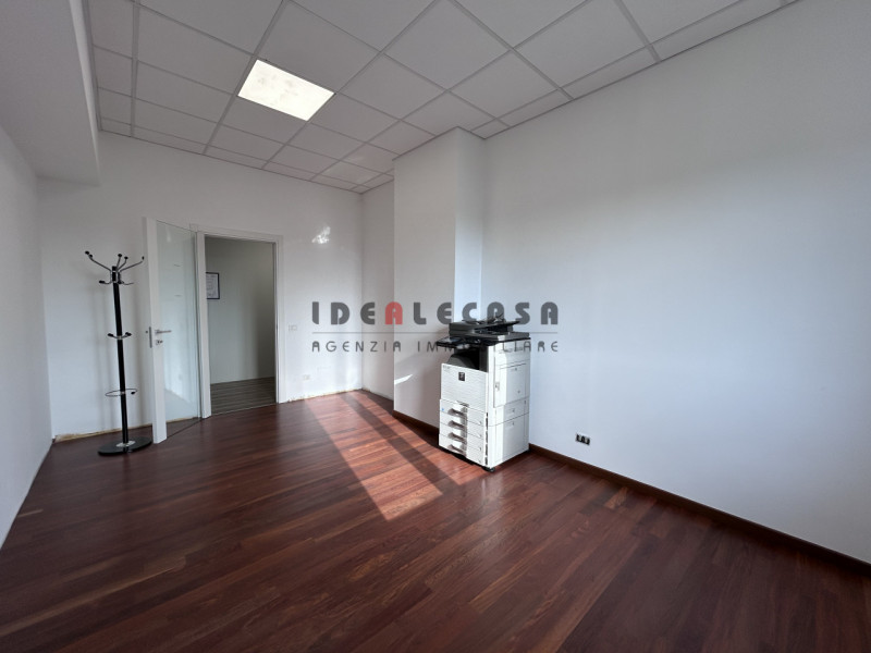 RIF: FR308 PADOVA-TENCAROLA Proponiamo in locazione ufficio sito al primo piano in zona industria...