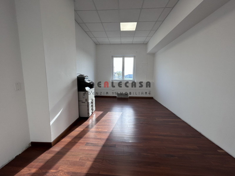 RIF: FR308 PADOVA-TENCAROLA Proponiamo in locazione ufficio sito al primo piano in zona industria...