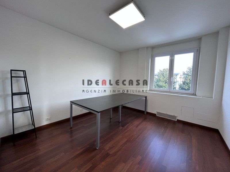 RIF: FR308 PADOVA-TENCAROLA Proponiamo in locazione ufficio sito al primo piano in zona industria...