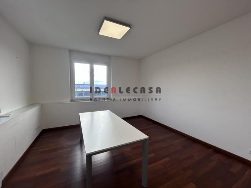 RIF: FR308 PADOVA-TENCAROLA Proponiamo in locazione ufficio sito al primo piano in zona industria...