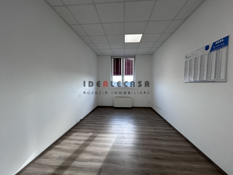 RIF: FR308 PADOVA-TENCAROLA Proponiamo in locazione ufficio sito al primo piano in zona industria...
