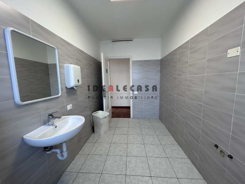 RIF: FR308 PADOVA-TENCAROLA Proponiamo in locazione ufficio sito al primo piano in zona industria...