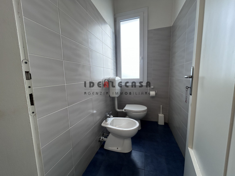 RIF: FR308 PADOVA-TENCAROLA Proponiamo in locazione ufficio sito al primo piano in zona industria...