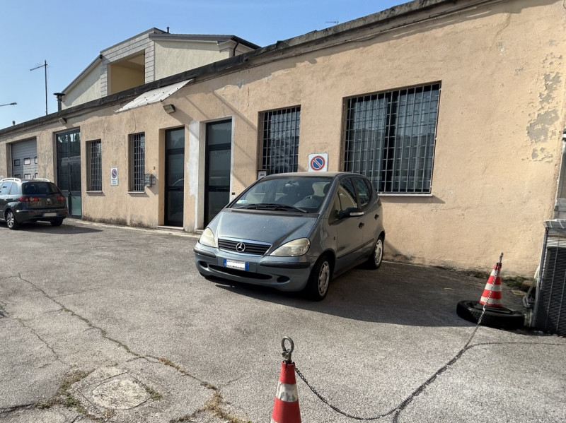 In zona S. Lazzaro, in posizione riparata dal traffico ma di facile accesso, vendiamo un laborato...