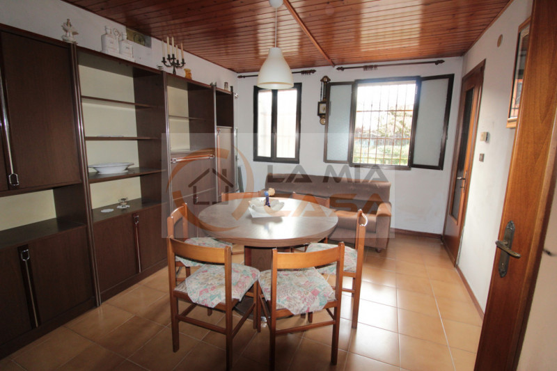 PONTELONGO: Casa indipendente sita in zona tranquilla e lungo strada secondaria. Disposta su due ...