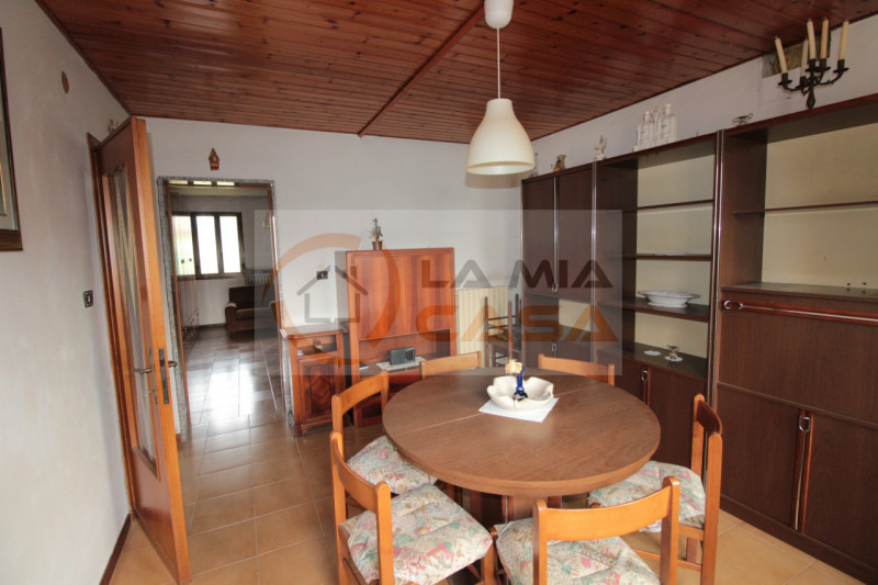 PONTELONGO: Casa indipendente sita in zona tranquilla e lungo strada secondaria. Disposta su due ...