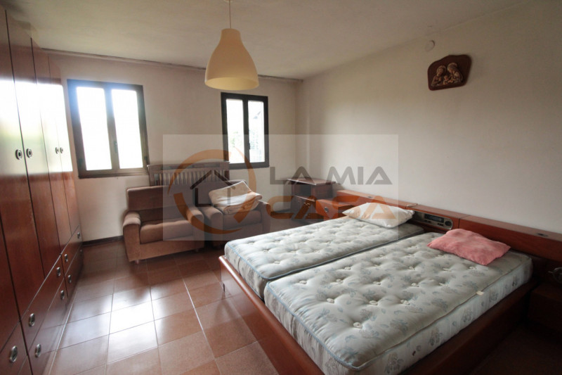 PONTELONGO: Casa indipendente sita in zona tranquilla e lungo strada secondaria. Disposta su due ...