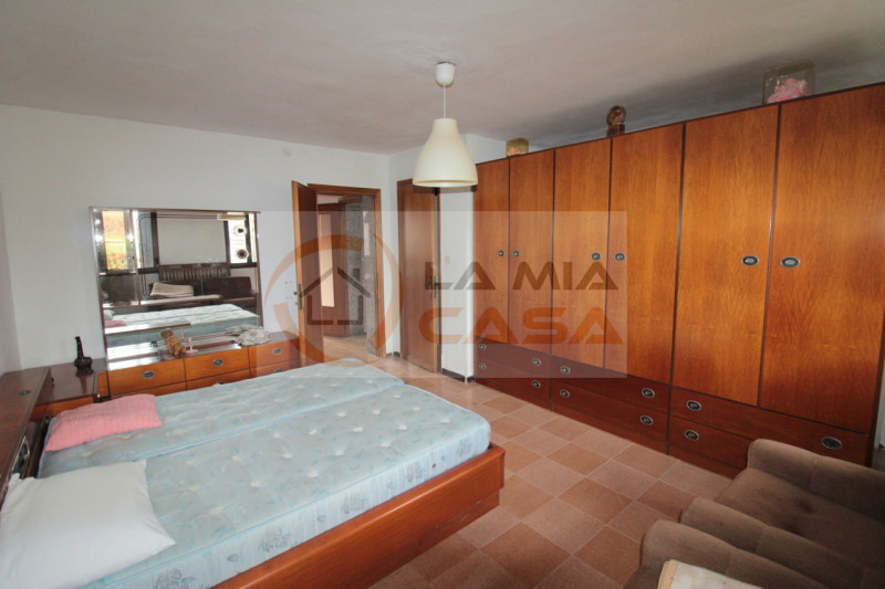 PONTELONGO: Casa indipendente sita in zona tranquilla e lungo strada secondaria. Disposta su due ...