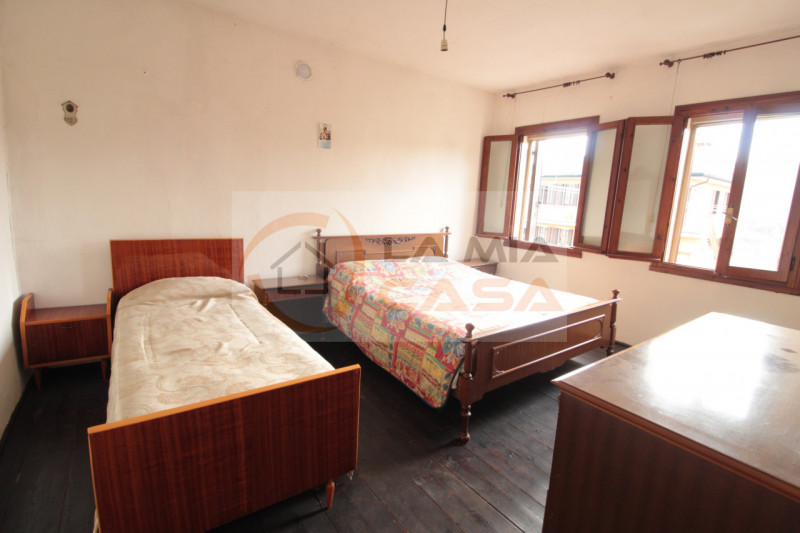 PONTELONGO: Casa indipendente sita in zona tranquilla e lungo strada secondaria. Disposta su due ...