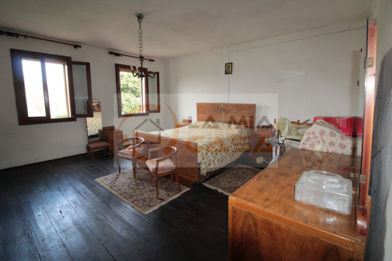 PONTELONGO: Casa indipendente sita in zona tranquilla e lungo strada secondaria. Disposta su due ...