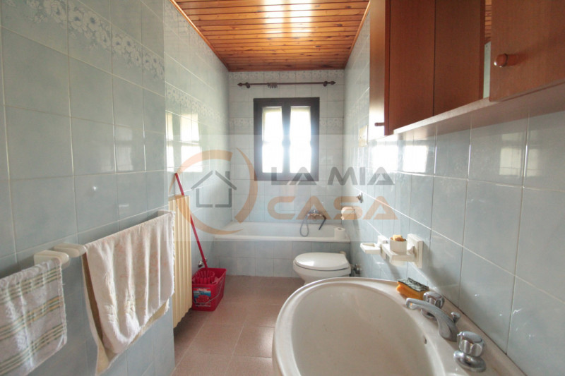 PONTELONGO: Casa indipendente sita in zona tranquilla e lungo strada secondaria. Disposta su due ...