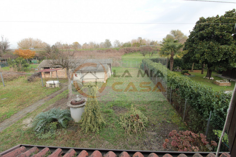 PONTELONGO: Casa indipendente sita in zona tranquilla e lungo strada secondaria. Disposta su due ...